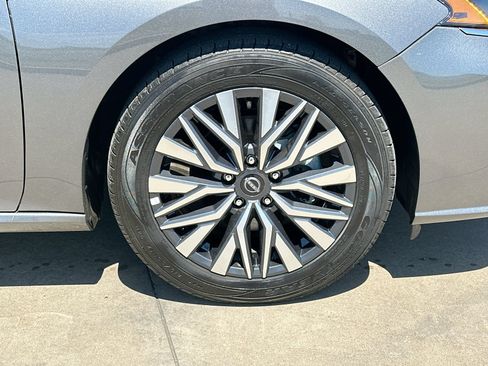 Used 2025 Nissan Altima 2.5 SV FWD image 10