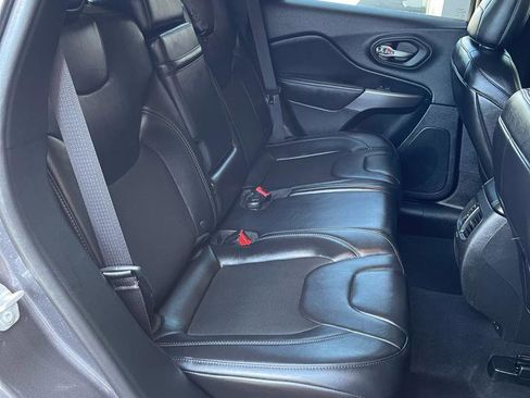 Used 2019 Jeep Cherokee Latitude Plus w/ Comfort/Convenience Group AWD/4WD image 15