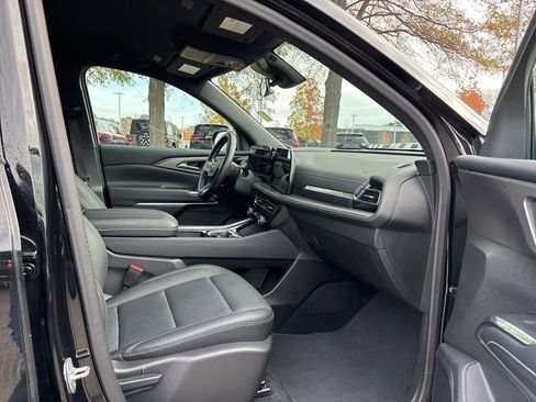 Used 2025 Chevrolet Traverse LT image 21