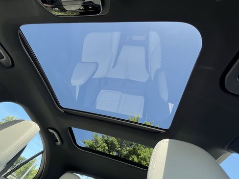 New 2025 Mercedes-Benz C 300 4MATIC Sedan image 31