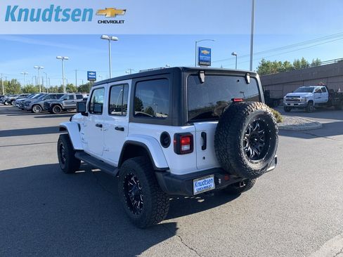 Used 2018 Jeep Wrangler Unlimited Sahara w/ Cold Weather Group AWD/4WD image 5