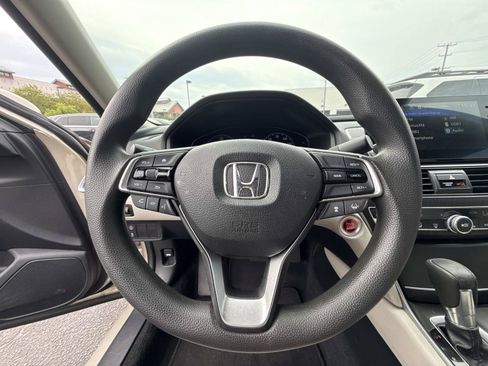 Used 2018 Honda Accord EX image 9