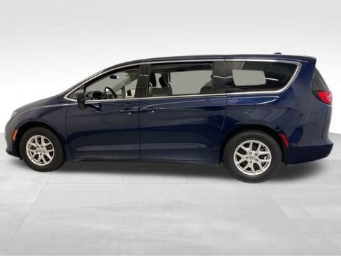Used 2020 Chrysler Voyager LX image 3