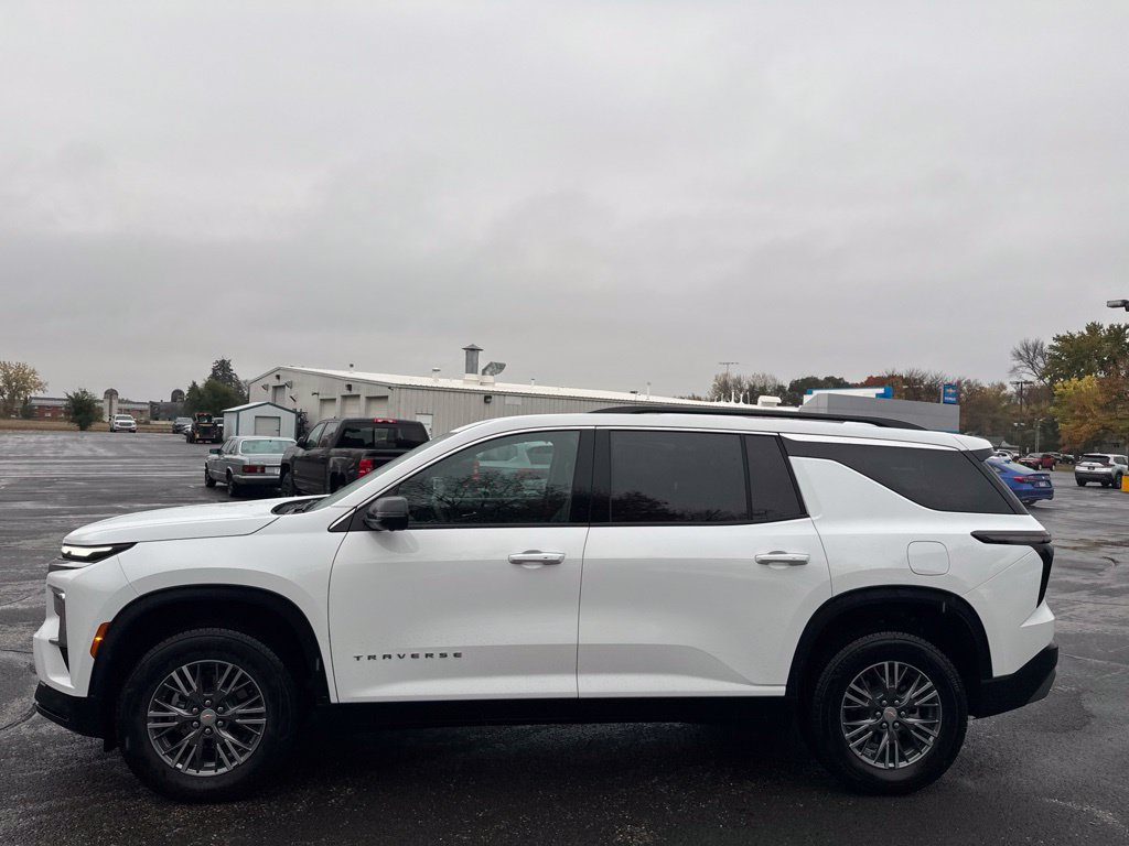 Used 2026 Chevrolet Traverse LT w/ Driver Confidence Package AWD/4WD image 2