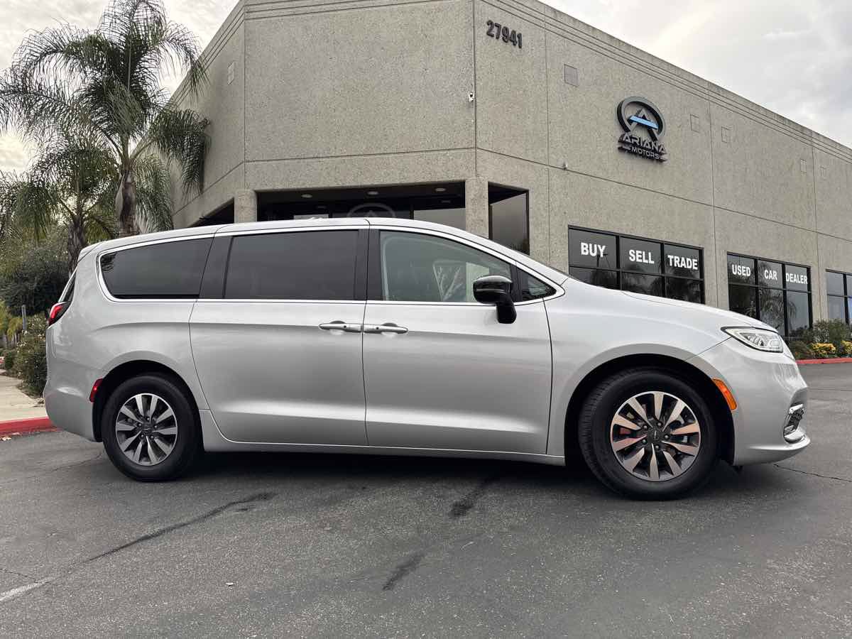 Used 2024 Chrysler Pacifica Limited FWD image 8