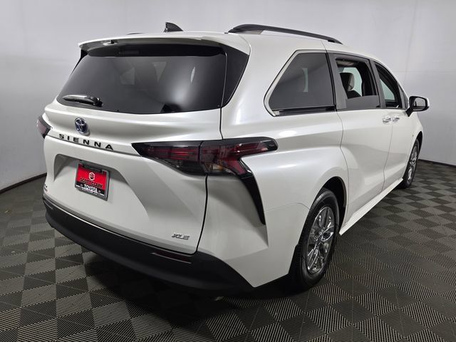 Used 2025 Toyota Sienna XLE FWD image 8