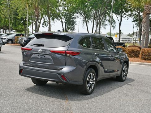 Used 2023 Toyota Highlander XLE FWD image 4