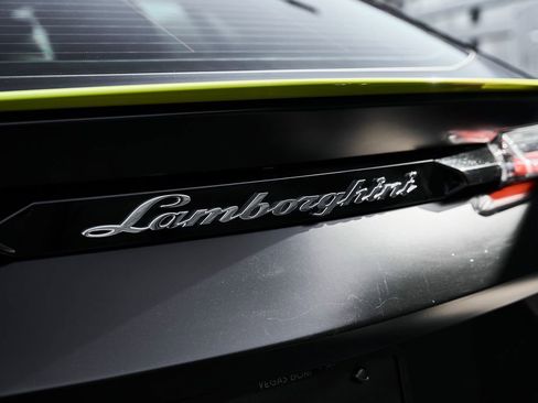 Used 2022 Lamborghini Urus AWD/4WD image 11
