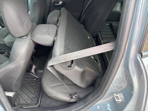 Used 2018 Jeep Renegade Latitude FWD image 33