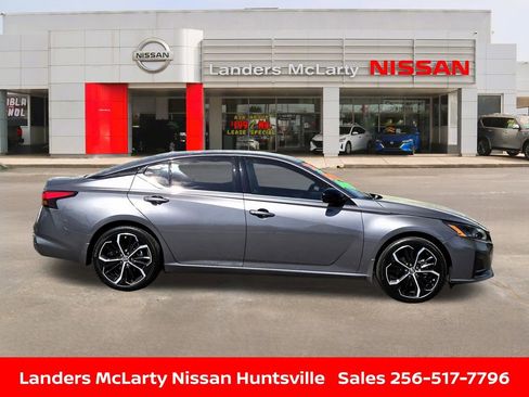 Used 2025 Nissan Altima 2.5 SR image 2