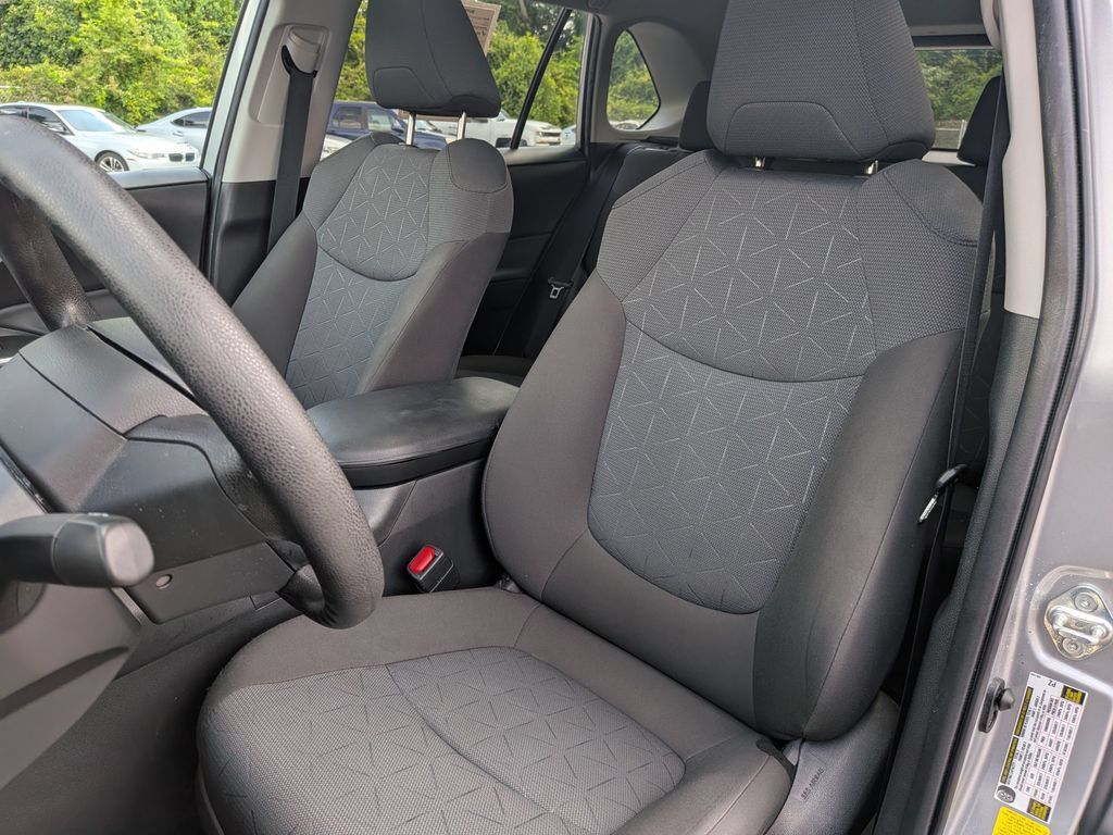 Used 2022 Toyota RAV4 XLE w/ Convenience Package FWD image 12