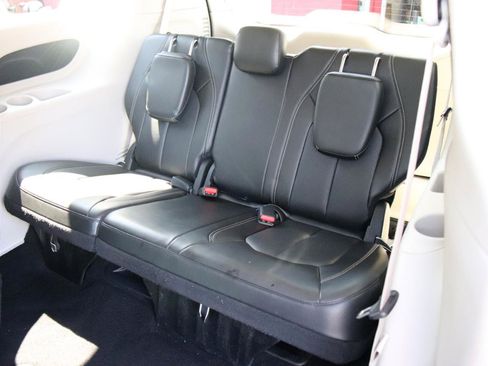 Used 2024 Chrysler Pacifica Touring-L FWD image 13