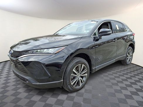 Used 2022 Toyota Venza LE image 3