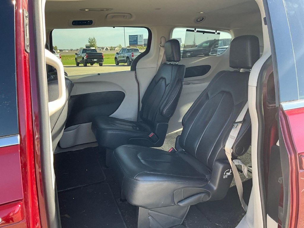 Used 2019 Chrysler Pacifica Touring-L Plus w/ Advanced Safetytec Group FWD image 15