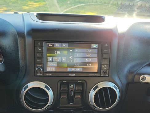 Used 2014 Jeep Wrangler Unlimited Rubicon w/ Connectivity Group image 18