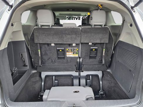 Used 2022 Toyota Sienna XLE image 6