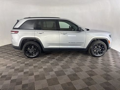 Used 2025 Jeep Grand Cherokee Altitude AWD/4WD image 6