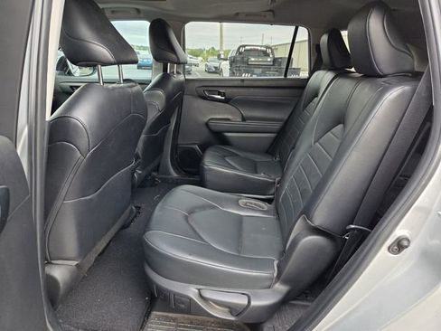 Used 2022 Toyota Highlander XLE FWD image 5