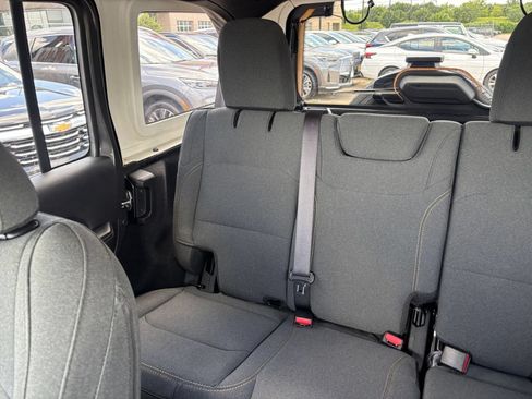 Used 2025 Jeep Wrangler Unlimited Sahara AWD/4WD image 38