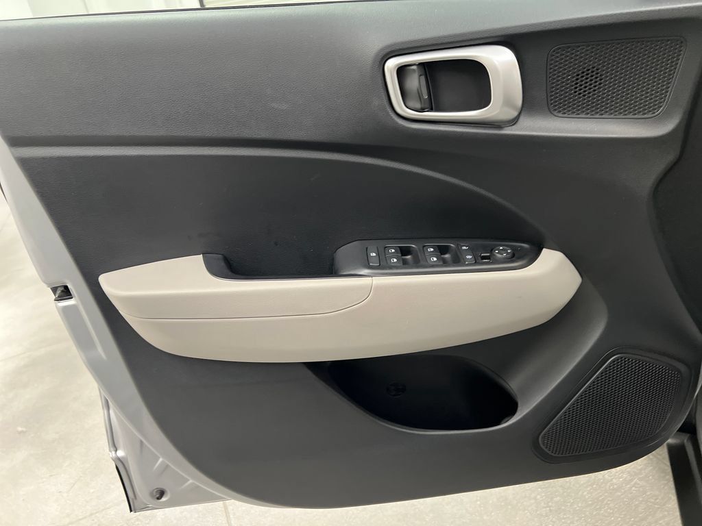 Used 2025 Hyundai Venue SEL FWD image 14