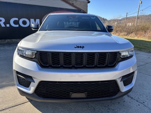 Used 2024 Jeep Grand Cherokee Altitude image 2