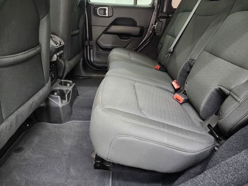 Used 2018 Jeep Wrangler Unlimited Sahara image 8