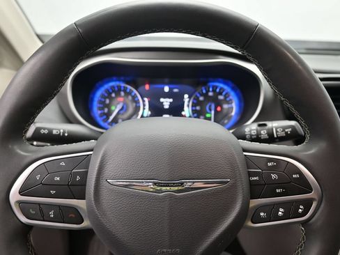 Used 2023 Chrysler Pacifica Touring-L FWD image 13