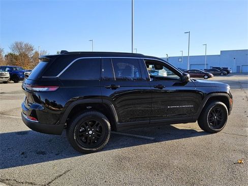 Used 2025 Jeep Grand Cherokee Laredo image 13