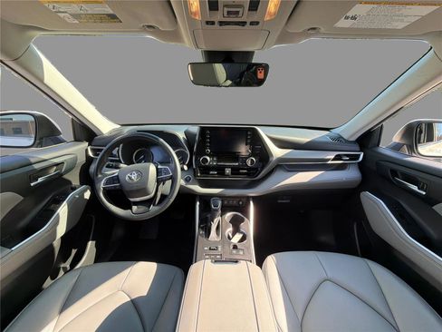 Used 2022 Toyota Highlander XLE AWD/4WD image 22