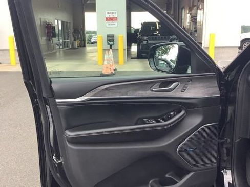 Used 2021 Jeep Grand Cherokee L Overland w/ Luxury Tech Group IV AWD/4WD image 21