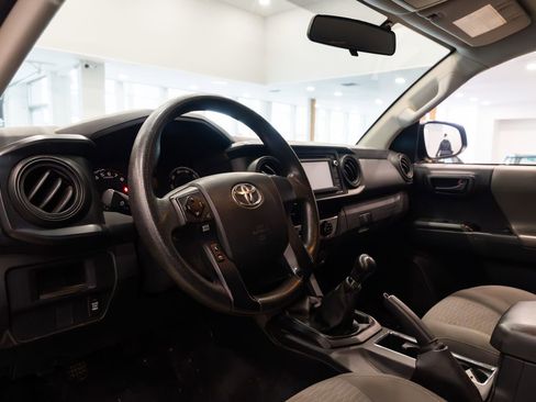 Used 2017 Toyota Tacoma SR image 7