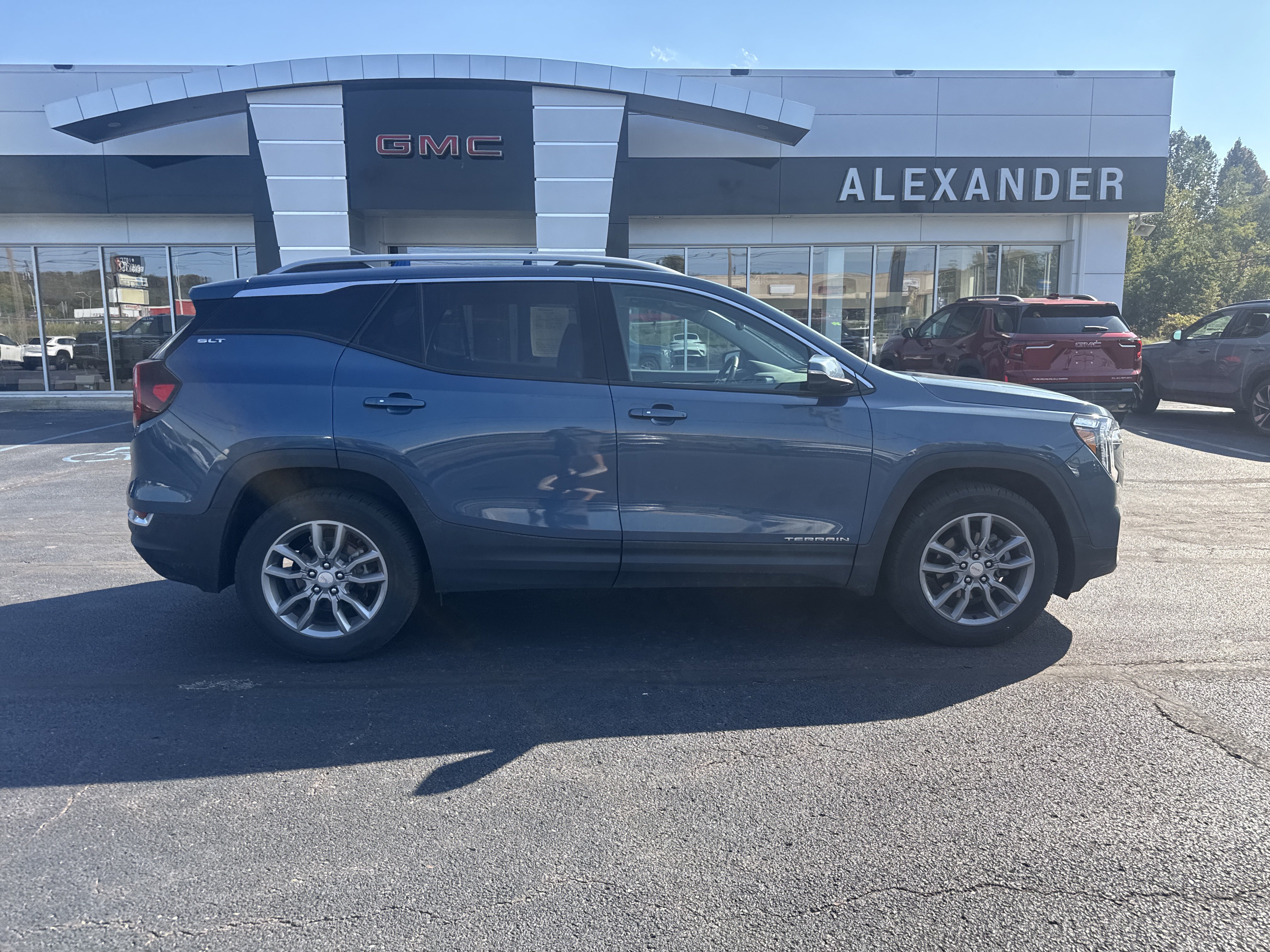 Used 2024 GMC Terrain SLT AWD/4WD image 2