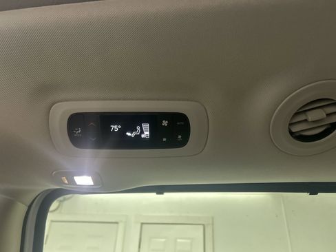 Used 2022 Chrysler Pacifica Limited image 23