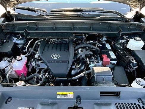 Used 2024 Toyota Highlander LE image 10