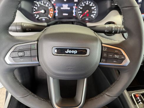 Used 2025 Jeep Compass Limited image 28