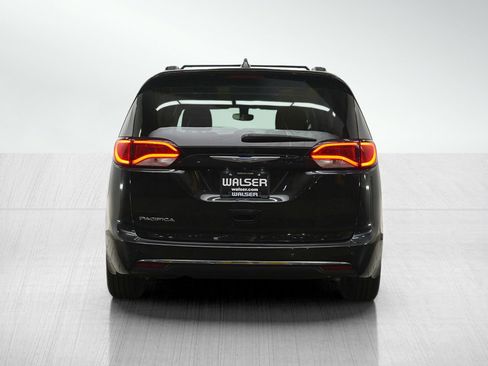Used 2018 Chrysler Pacifica Touring-L Plus FWD image 4