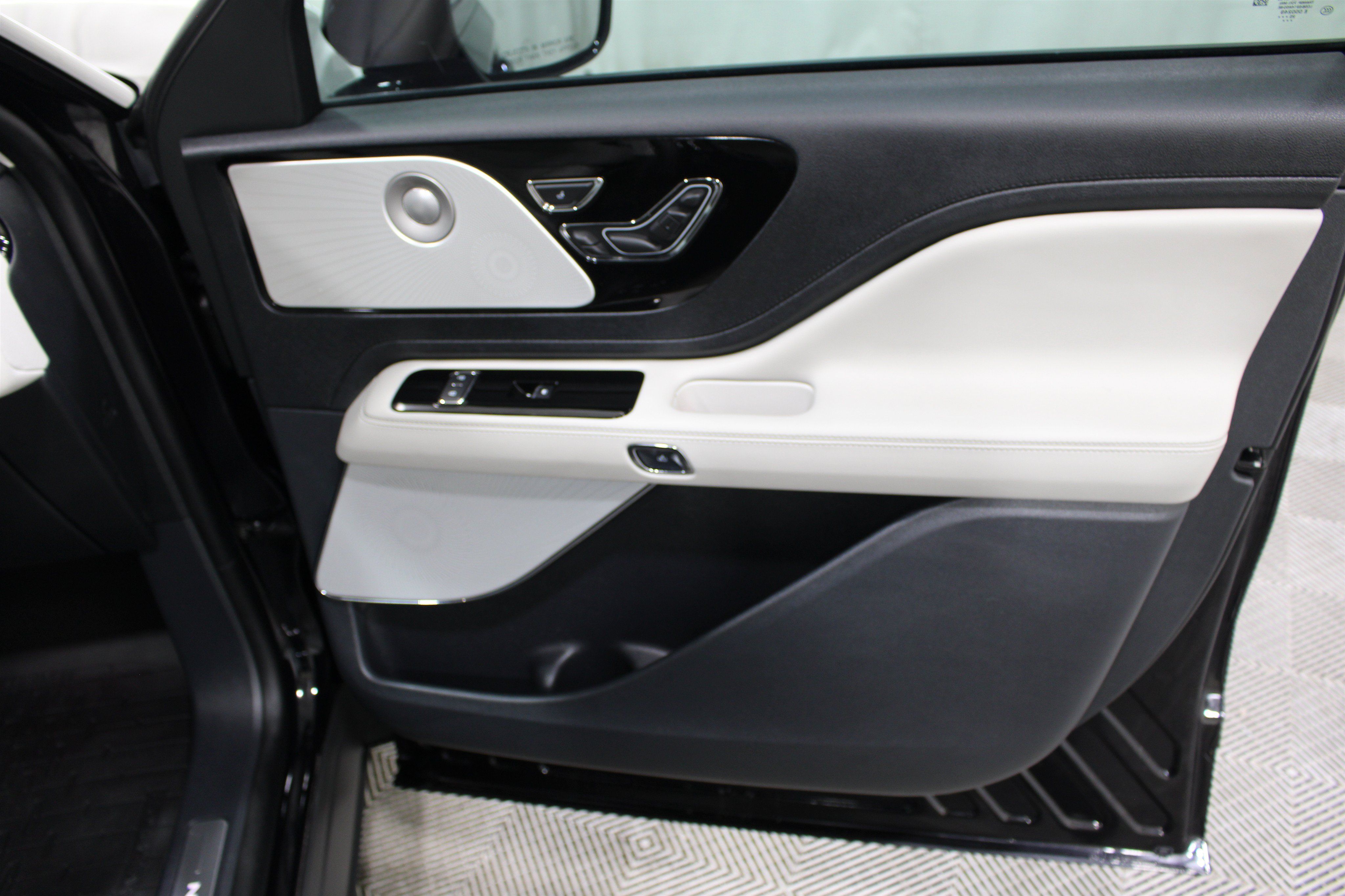 Certified 2026 Lincoln Aviator Reserve AWD/4WD image 30
