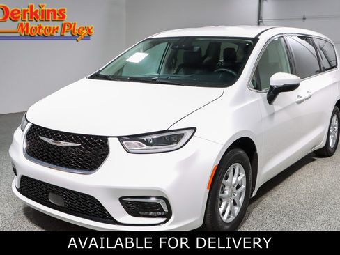 Used 2023 Chrysler Pacifica Touring-L FWD image 1