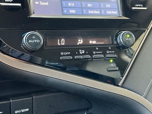 Used 2019 Toyota Camry SE FWD image 21
