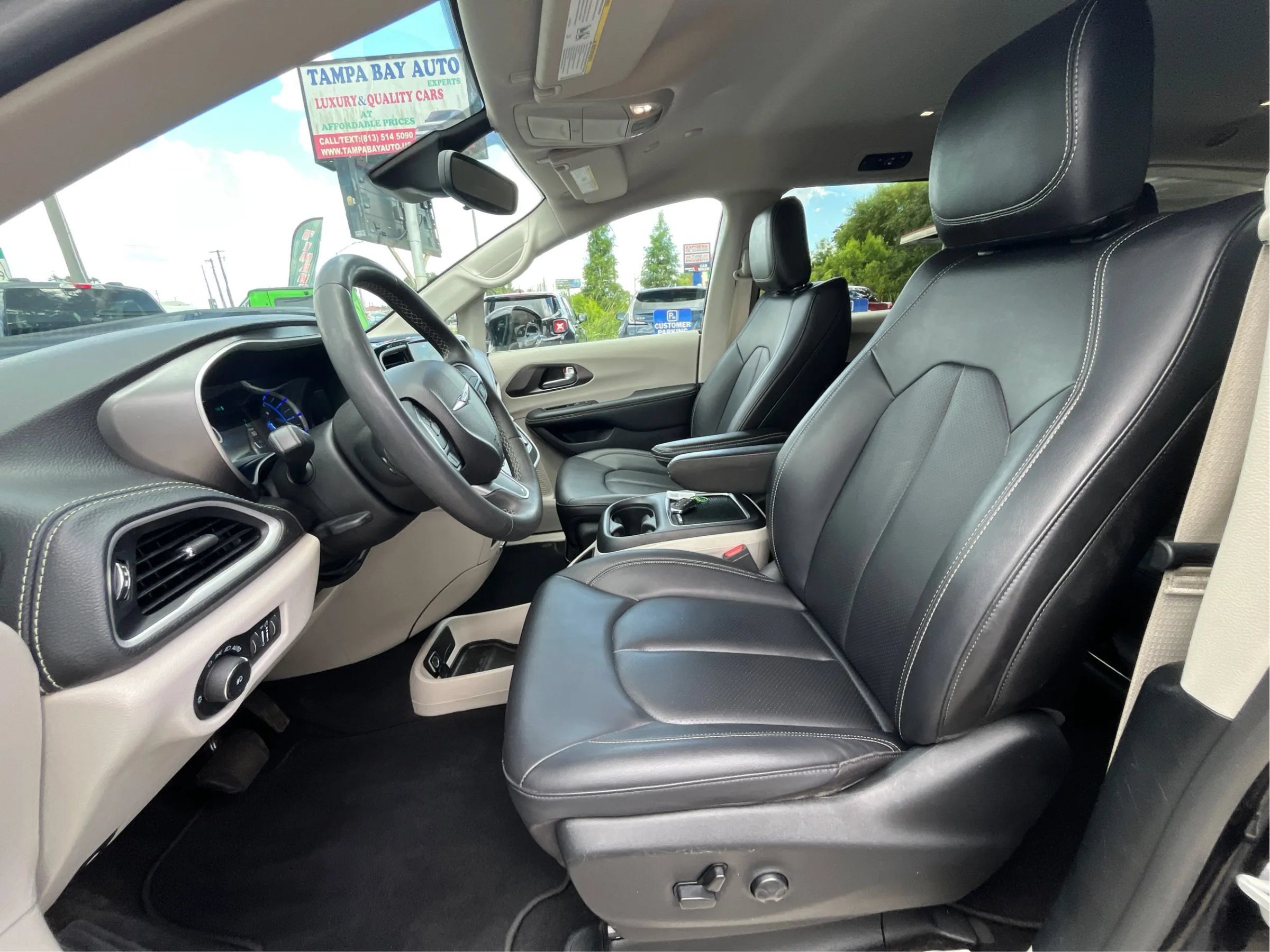 Used 2024 Chrysler Pacifica Limited FWD image 11