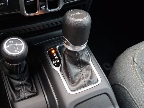 Used 2025 Jeep Gladiator Sport AWD/4WD image 14