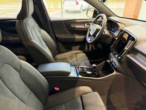 New 2026 Volvo XC40 B5 Ultra w/ Protection Package Premier image 26