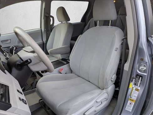 Used 2013 Toyota Sienna L image 13