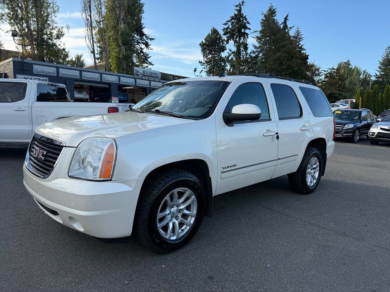 Used 2012 GMC Yukon SLT w/ SLT-2 Equipment Package AWD/4WD image 1