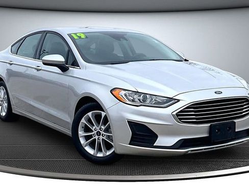 Used 2019 Ford Fusion SE image 3