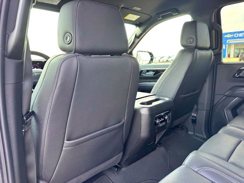 Used 2025 Chevrolet Suburban Z71 image 19