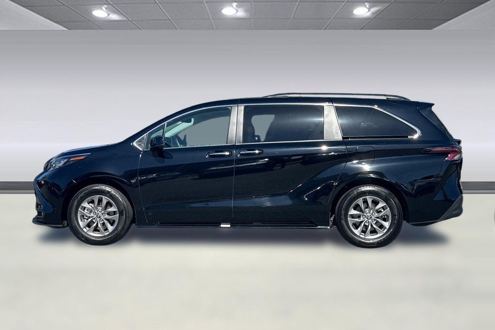 Used 2026 Toyota Sienna XLE FWD image 2