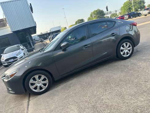 Used 2018 MAZDA MAZDA3 Sport FWD image 3