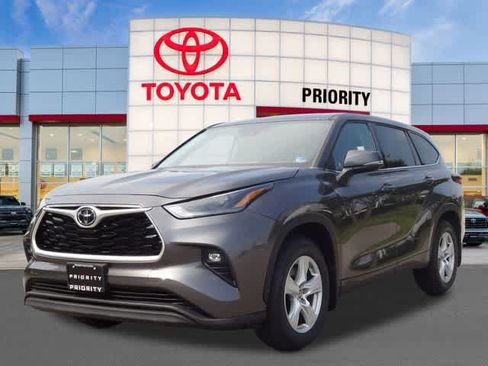 Used 2022 Toyota Highlander LE AWD/4WD image 1