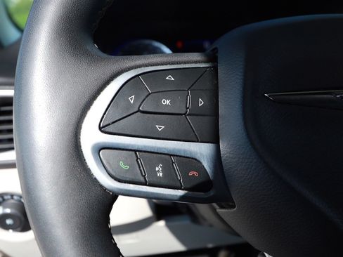 Used 2024 Chrysler Pacifica Touring-L FWD image 11
